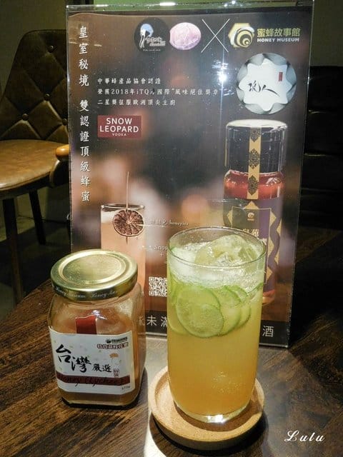 台北住宿推薦。享住旅店-台北火車站。住宿送免費飲料卷。交通便利，機能性佳。頂樓到附設艾澤拉斯浪人吧台北店（小酒吧），小酌放鬆後再回房間休息。麵包自動販賣機