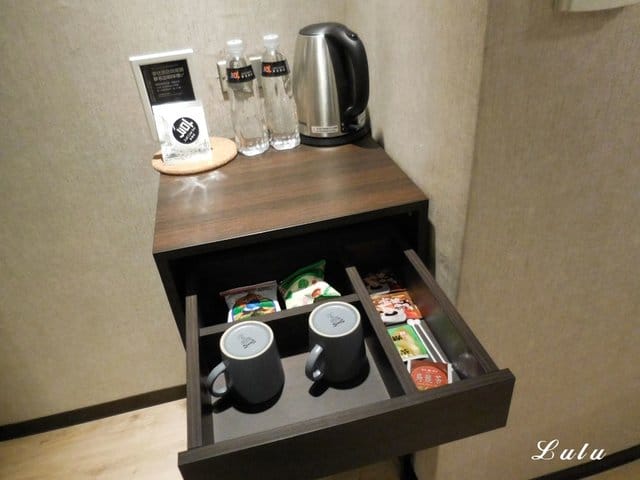 台北住宿推薦。享住旅店-台北火車站。住宿送免費飲料卷。交通便利，機能性佳。頂樓到附設艾澤拉斯浪人吧台北店（小酒吧），小酌放鬆後再回房間休息。麵包自動販賣機