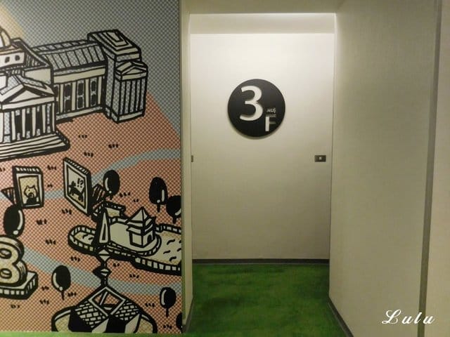台北住宿推薦。享住旅店-台北火車站。住宿送免費飲料卷。交通便利，機能性佳。頂樓到附設艾澤拉斯浪人吧台北店（小酒吧），小酌放鬆後再回房間休息。麵包自動販賣機