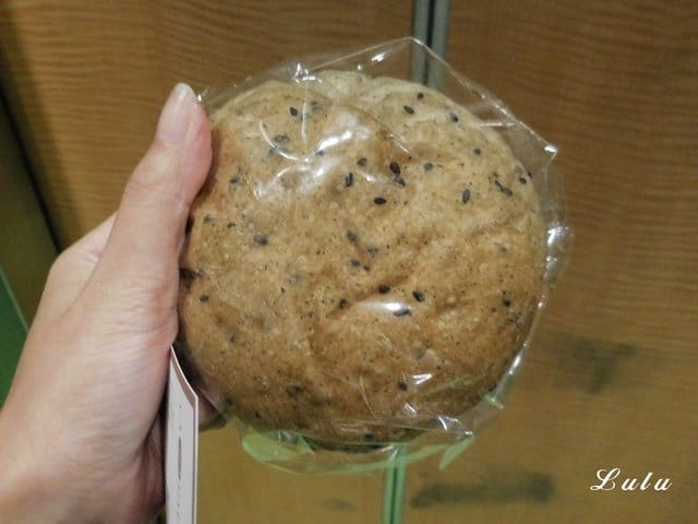 台北住宿推薦。享住旅店-台北火車站。住宿送免費飲料卷。交通便利，機能性佳。頂樓到附設艾澤拉斯浪人吧台北店（小酒吧），小酌放鬆後再回房間休息。麵包自動販賣機