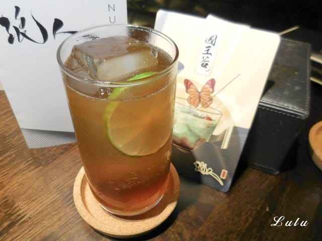 台北住宿推薦。享住旅店-台北火車站。住宿送免費飲料卷。交通便利，機能性佳。頂樓到附設艾澤拉斯浪人吧台北店（小酒吧），小酌放鬆後再回房間休息。麵包自動販賣機