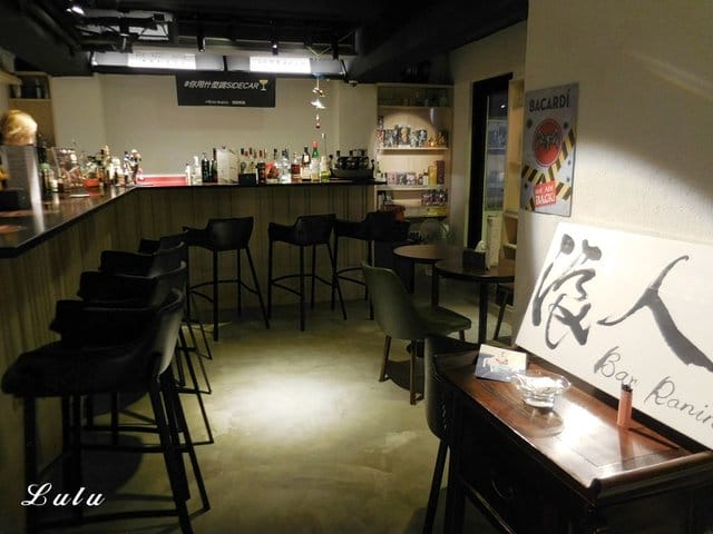 台北住宿推薦。享住旅店-台北火車站。住宿送免費飲料卷。交通便利，機能性佳。頂樓到附設艾澤拉斯浪人吧台北店（小酒吧），小酌放鬆後再回房間休息。麵包自動販賣機