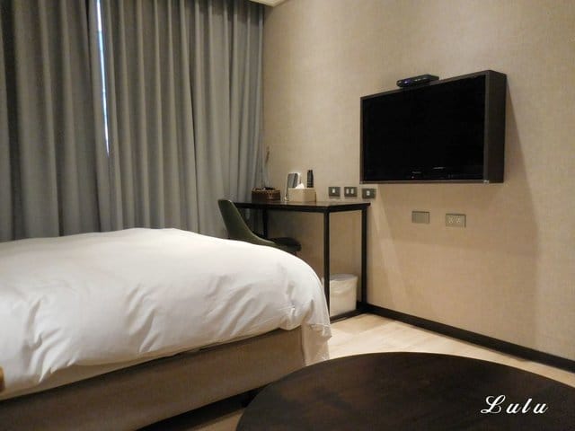 台北住宿推薦。享住旅店-台北火車站。住宿送免費飲料卷。交通便利，機能性佳。頂樓到附設艾澤拉斯浪人吧台北店（小酒吧），小酌放鬆後再回房間休息。麵包自動販賣機