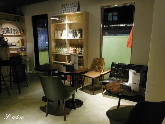 台北住宿推薦。享住旅店-台北火車站。住宿送免費飲料卷。交通便利，機能性佳。頂樓到附設艾澤拉斯浪人吧台北店（小酒吧），小酌放鬆後再回房間休息。麵包自動販賣機