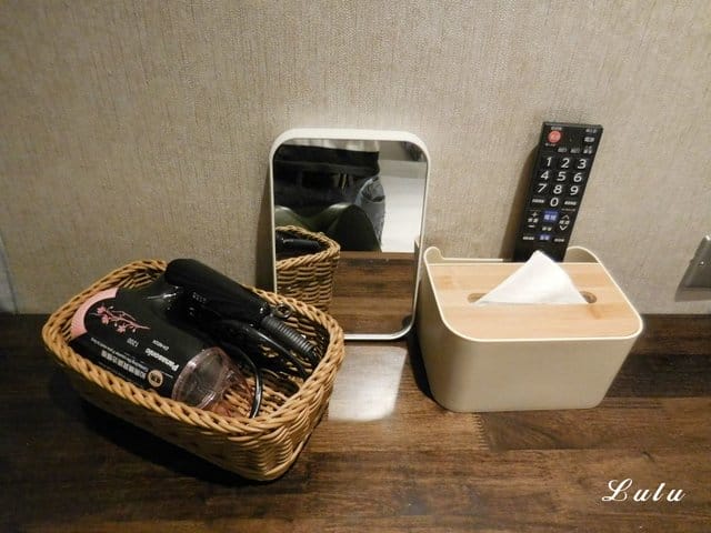 台北住宿推薦。享住旅店-台北火車站。住宿送免費飲料卷。交通便利，機能性佳。頂樓到附設艾澤拉斯浪人吧台北店（小酒吧），小酌放鬆後再回房間休息。麵包自動販賣機
