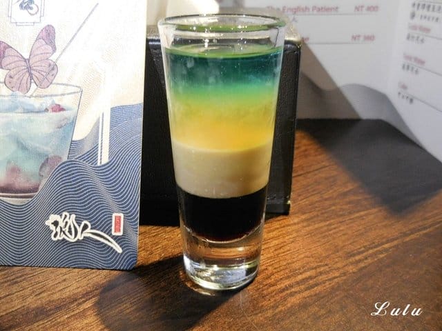 台北住宿推薦。享住旅店-台北火車站。住宿送免費飲料卷。交通便利，機能性佳。頂樓到附設艾澤拉斯浪人吧台北店（小酒吧），小酌放鬆後再回房間休息。麵包自動販賣機