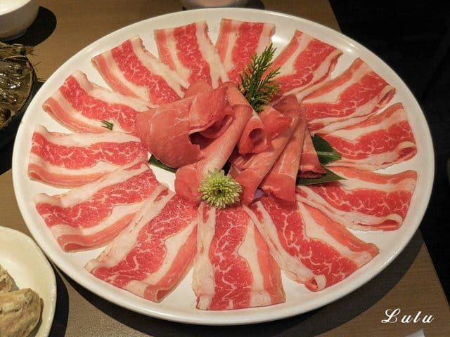 三重麻辣鍋推薦。麻妃頂極麻辣鴛鴦鍋。專屬免費停車場。雙人海陸套餐（彈牙小鮮肉）只要NT$880