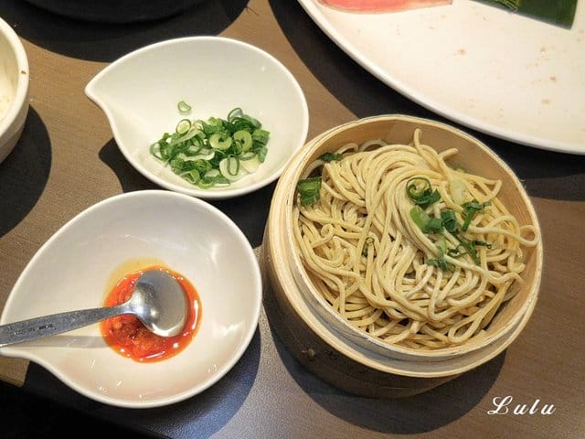 三重麻辣鍋推薦。麻妃頂極麻辣鴛鴦鍋。專屬免費停車場。雙人海陸套餐（彈牙小鮮肉）只要NT$880