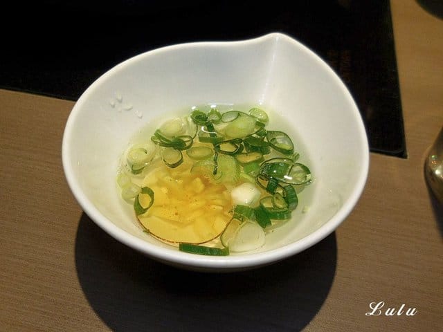 三重麻辣鍋推薦。麻妃頂極麻辣鴛鴦鍋。專屬免費停車場。雙人海陸套餐（彈牙小鮮肉）只要NT$880