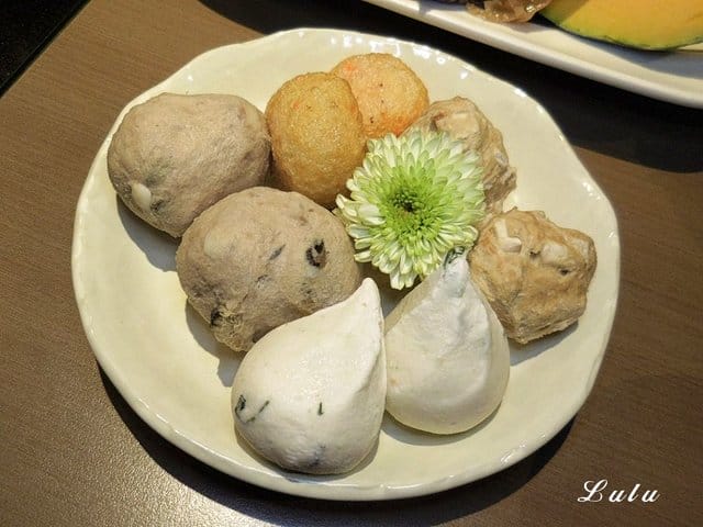 三重麻辣鍋推薦。麻妃頂極麻辣鴛鴦鍋。專屬免費停車場。雙人海陸套餐（彈牙小鮮肉）只要NT$880
