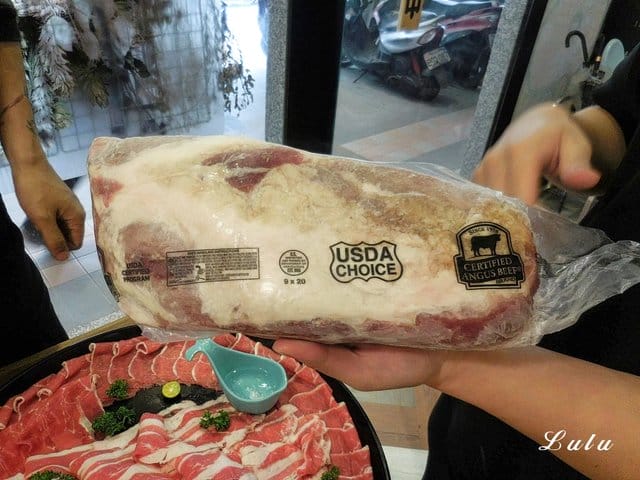 雙人大胃王套餐（50oz）只要NT$1699，挑戰成功現折NT$500。瀧厚鍋物景平店。中和火鍋推薦。打卡加價NT$99吃世界頂級和牛