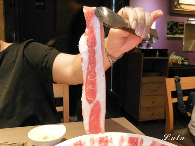 三重麻辣鍋推薦。麻妃頂極麻辣鴛鴦鍋。專屬免費停車場。雙人海陸套餐（彈牙小鮮肉）只要NT$880