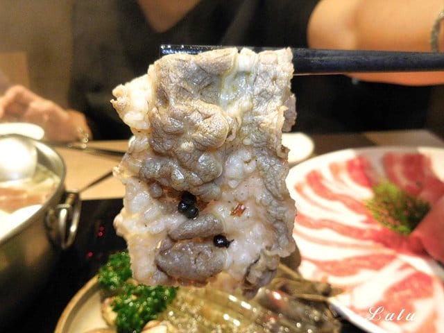三重麻辣鍋推薦。麻妃頂極麻辣鴛鴦鍋。專屬免費停車場。雙人海陸套餐（彈牙小鮮肉）只要NT$880