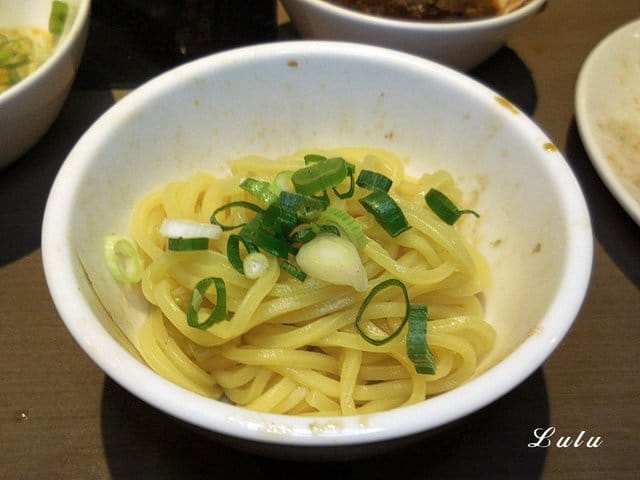 三重麻辣鍋推薦。麻妃頂極麻辣鴛鴦鍋。專屬免費停車場。雙人海陸套餐（彈牙小鮮肉）只要NT$880