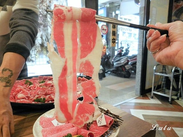 雙人大胃王套餐（50oz）只要NT$1699，挑戰成功現折NT$500。瀧厚鍋物景平店。中和火鍋推薦。打卡加價NT$99吃世界頂級和牛