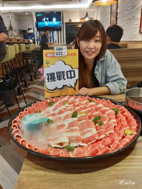 雙人大胃王套餐（50oz）只要NT$1699，挑戰成功現折NT$500。瀧厚鍋物景平店。中和火鍋推薦。打卡加價NT$99吃世界頂級和牛