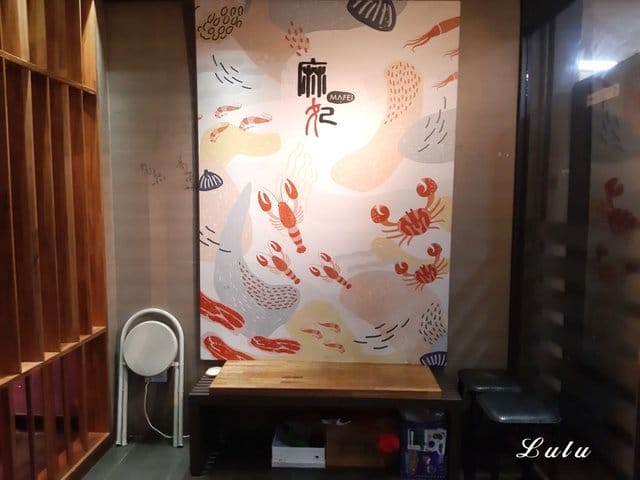 三重麻辣鍋推薦。麻妃頂極麻辣鴛鴦鍋。專屬免費停車場。雙人海陸套餐（彈牙小鮮肉）只要NT$880