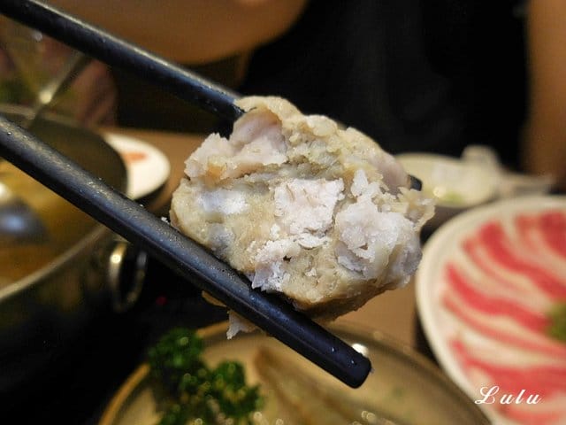 三重麻辣鍋推薦。麻妃頂極麻辣鴛鴦鍋。專屬免費停車場。雙人海陸套餐（彈牙小鮮肉）只要NT$880