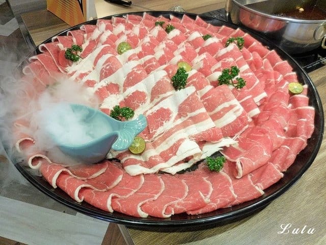 雙人大胃王套餐（50oz）只要NT$1699，挑戰成功現折NT$500。瀧厚鍋物景平店。中和火鍋推薦。打卡加價NT$99吃世界頂級和牛