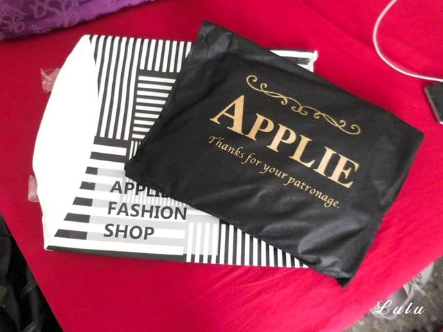 Applie fashion shop 抱我一下超軟菱格機能性三用包。質感實用包包推薦。平價美包。肩背、側背、手拿，三用包包。容量大，間隔仔細，不需要再手忙腳亂找東西啦～