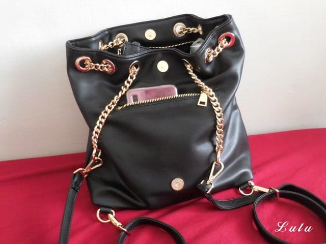 Applie fashion shop 抱我一下超軟菱格機能性三用包。質感實用包包推薦。平價美包。肩背、側背、手拿，三用包包。容量大，間隔仔細，不需要再手忙腳亂找東西啦～