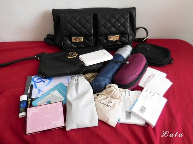 Applie fashion shop 抱我一下超軟菱格機能性三用包。質感實用包包推薦。平價美包。肩背、側背、手拿，三用包包。容量大，間隔仔細，不需要再手忙腳亂找東西啦～