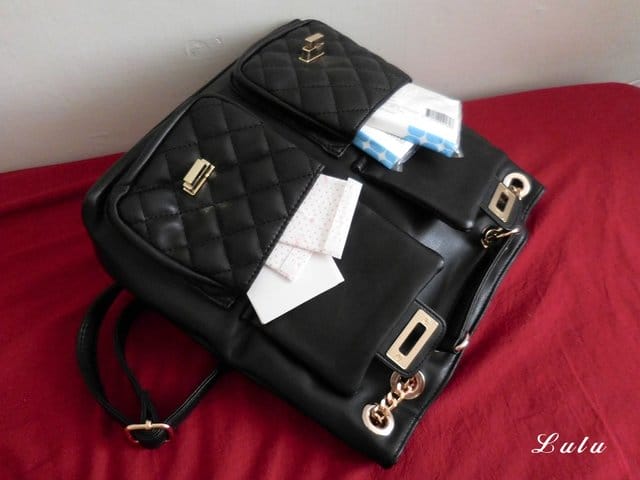 Applie fashion shop 抱我一下超軟菱格機能性三用包。質感實用包包推薦。平價美包。肩背、側背、手拿，三用包包。容量大，間隔仔細，不需要再手忙腳亂找東西啦～
