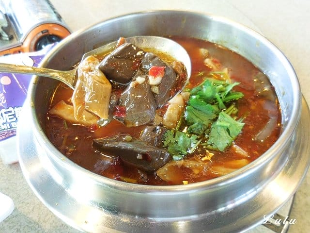 宜蘭美食推薦。宜蘭蘆花雞料理餐廳。碳烤蘆花雞＆哈密瓜雞湯。獨特醬汁，提味更提鮮。肉質鮮美，口感紮實，不乾柴