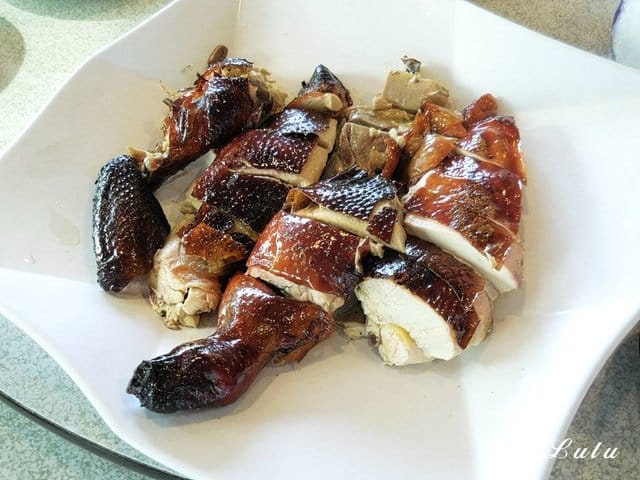 宜蘭美食推薦。宜蘭蘆花雞料理餐廳。碳烤蘆花雞＆哈密瓜雞湯。獨特醬汁，提味更提鮮。肉質鮮美，口感紮實，不乾柴