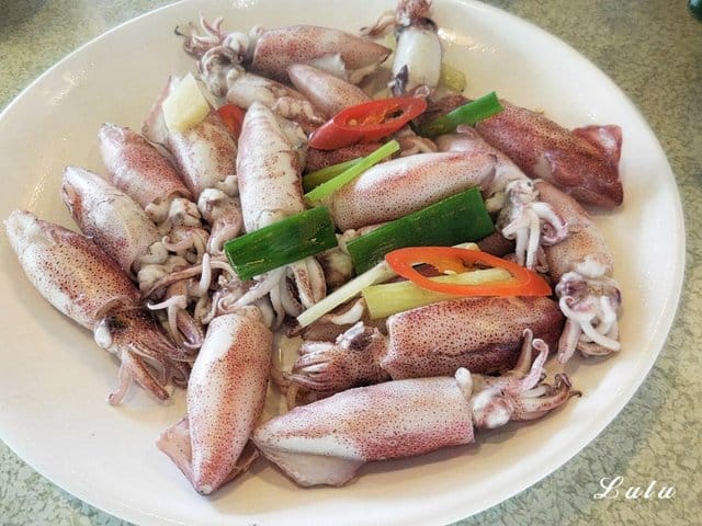 宜蘭美食推薦。宜蘭蘆花雞料理餐廳。碳烤蘆花雞＆哈密瓜雞湯。獨特醬汁，提味更提鮮。肉質鮮美，口感紮實，不乾柴