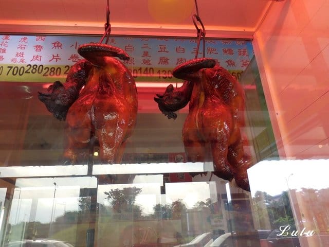 宜蘭美食推薦。宜蘭蘆花雞料理餐廳。碳烤蘆花雞＆哈密瓜雞湯。獨特醬汁，提味更提鮮。肉質鮮美，口感紮實，不乾柴