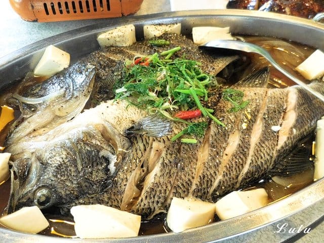 宜蘭美食推薦。宜蘭蘆花雞料理餐廳。碳烤蘆花雞＆哈密瓜雞湯。獨特醬汁，提味更提鮮。肉質鮮美，口感紮實，不乾柴