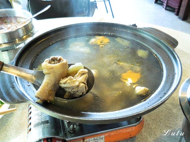 宜蘭美食推薦。宜蘭蘆花雞料理餐廳。碳烤蘆花雞＆哈密瓜雞湯。獨特醬汁，提味更提鮮。肉質鮮美，口感紮實，不乾柴