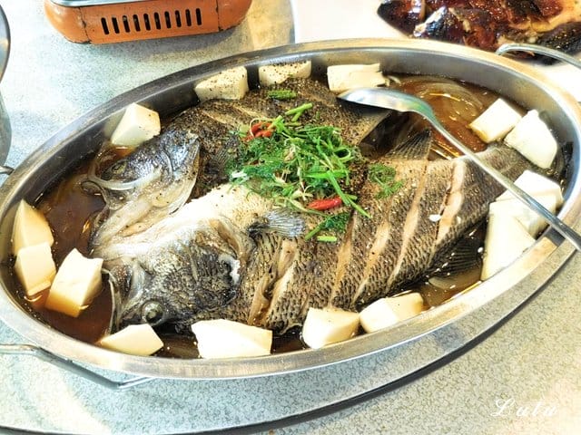 宜蘭美食推薦。宜蘭蘆花雞料理餐廳。碳烤蘆花雞＆哈密瓜雞湯。獨特醬汁，提味更提鮮。肉質鮮美，口感紮實，不乾柴