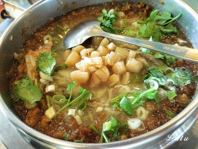 宜蘭美食推薦。宜蘭蘆花雞料理餐廳。碳烤蘆花雞＆哈密瓜雞湯。獨特醬汁，提味更提鮮。肉質鮮美，口感紮實，不乾柴