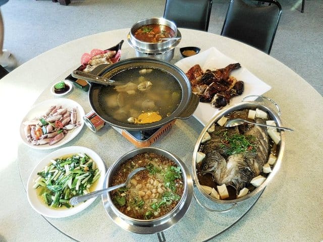 宜蘭美食推薦。宜蘭蘆花雞料理餐廳。碳烤蘆花雞＆哈密瓜雞湯。獨特醬汁，提味更提鮮。肉質鮮美，口感紮實，不乾柴
