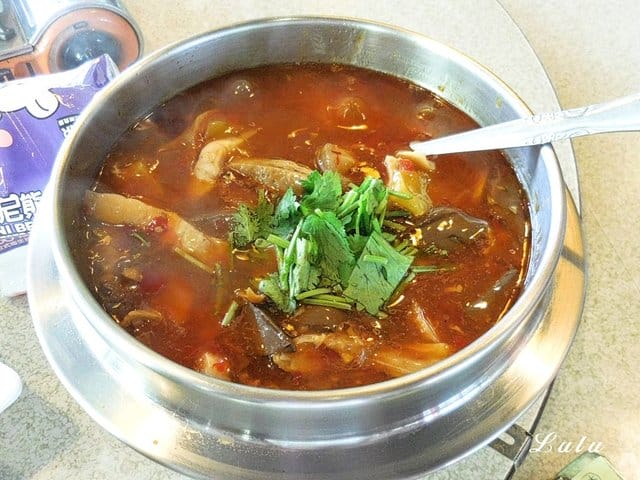 宜蘭美食推薦。宜蘭蘆花雞料理餐廳。碳烤蘆花雞＆哈密瓜雞湯。獨特醬汁，提味更提鮮。肉質鮮美，口感紮實，不乾柴