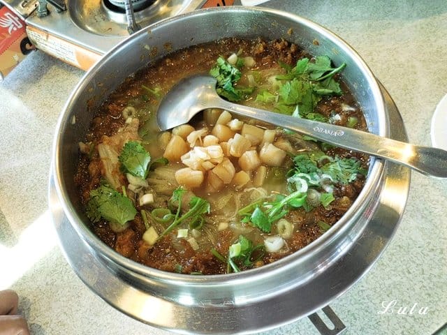 宜蘭美食推薦。宜蘭蘆花雞料理餐廳。碳烤蘆花雞＆哈密瓜雞湯。獨特醬汁，提味更提鮮。肉質鮮美，口感紮實，不乾柴