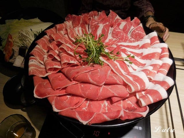 台灣火鍋第一品牌。肉多多火鍋景美店。沒吃過肉多多別說你吃過最好吃火鍋。生日節慶，朋友聚會最佳首選。貼心服務，媲美星級餐廳
