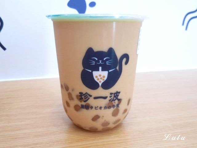 新竹手搖飲推薦。新竹珍一波。城隍廟美食推薦。熬煮3小時滾燙的波霸黑糖珍珠，隨著溫度變化，層次口感香Q軟