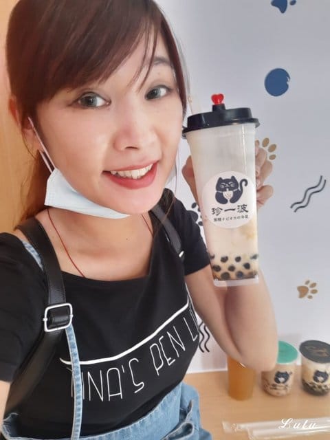 新竹手搖飲推薦。新竹珍一波。城隍廟美食推薦。熬煮3小時滾燙的波霸黑糖珍珠，隨著溫度變化，層次口感香Q軟