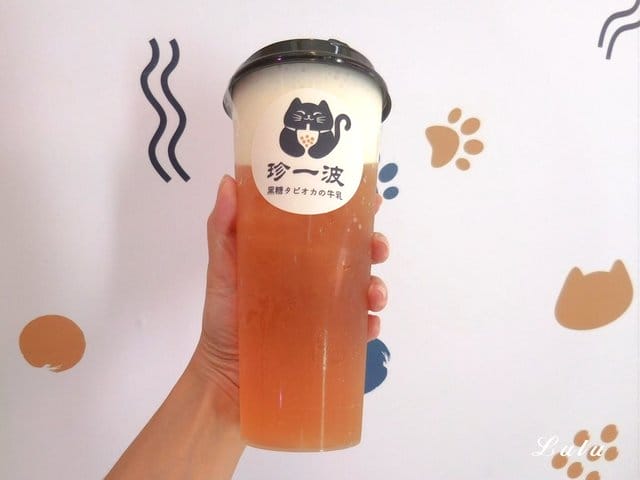 新竹手搖飲推薦。新竹珍一波。城隍廟美食推薦。熬煮3小時滾燙的波霸黑糖珍珠，隨著溫度變化，層次口感香Q軟