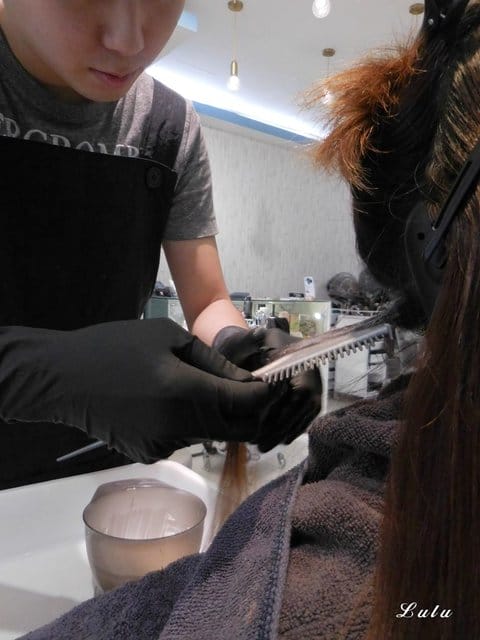 板橋美髮推薦。分享髮藝NO.2 Share Hair Salon。細心耐心的設計師Woody，讓我分段的髮色，恢復一致。呈現亮麗髮感，而且回家好整理