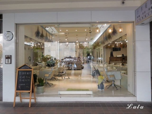 板橋美髮推薦。分享髮藝NO.2 Share Hair Salon。細心耐心的設計師Woody，讓我分段的髮色，恢復一致。呈現亮麗髮感，而且回家好整理
