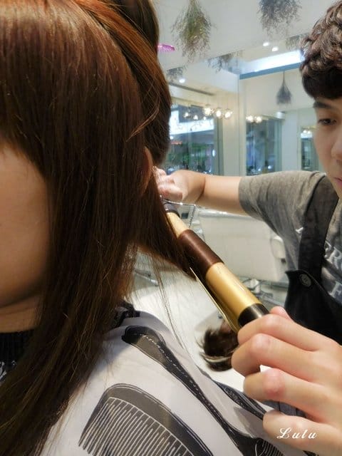 板橋美髮推薦。分享髮藝NO.2 Share Hair Salon。細心耐心的設計師Woody，讓我分段的髮色，恢復一致。呈現亮麗髮感，而且回家好整理