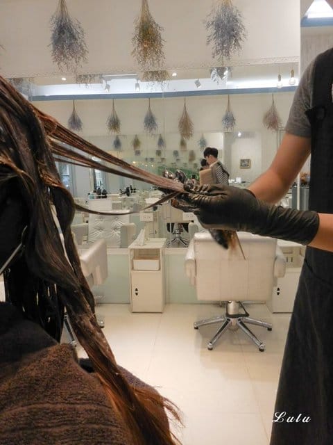板橋美髮推薦。分享髮藝NO.2 Share Hair Salon。細心耐心的設計師Woody，讓我分段的髮色，恢復一致。呈現亮麗髮感，而且回家好整理