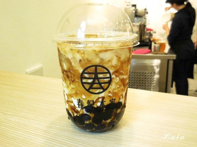 春紀本家 黑糖波霸鮮奶 專門飲品店。當香氣濃郁的黑糖香氣遇上純正鮮濃的鮮奶。混搭出天然純正的美麗漸層飲品