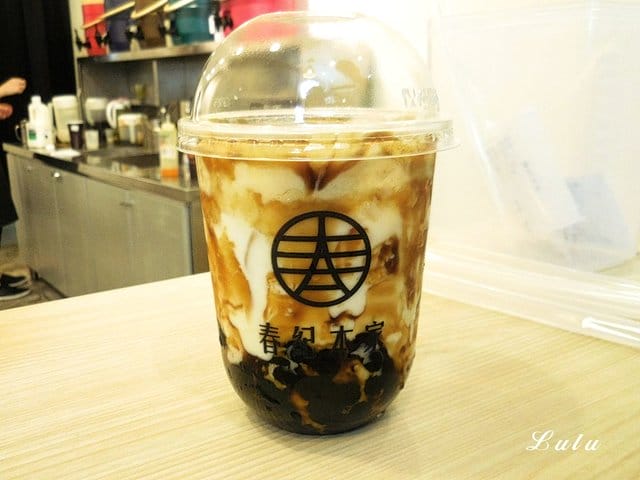 春紀本家 黑糖波霸鮮奶 專門飲品店。當香氣濃郁的黑糖香氣遇上純正鮮濃的鮮奶。混搭出天然純正的美麗漸層飲品