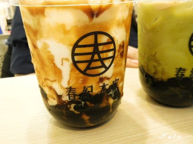 春紀本家 黑糖波霸鮮奶 專門飲品店。當香氣濃郁的黑糖香氣遇上純正鮮濃的鮮奶。混搭出天然純正的美麗漸層飲品