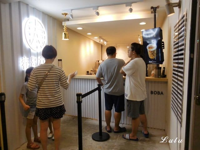 春紀本家 黑糖波霸鮮奶 專門飲品店。當香氣濃郁的黑糖香氣遇上純正鮮濃的鮮奶。混搭出天然純正的美麗漸層飲品